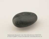 Steen uit de prehistorie, vermoedelijk een wrijfsteen (Collectie Wereldculturen, TM-H-2888i)