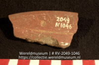 Versierd aardewerk (fragment) (Collectie Wereldmuseum, RV-2049-1046)