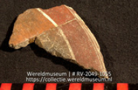 Versierd aardewerk (fragment) (Collectie Wereldmuseum, RV-2049-1055)