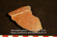 Versierd aardewerk (fragment) (Collectie Wereldmuseum, RV-2049-1255)