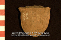Versierd aardewerk (fragment) (Collectie Wereldmuseum, RV-2049-1257)