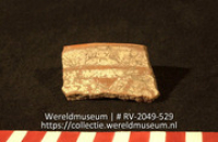 Versierd aardewerk (fragment) (Collectie Wereldmuseum, RV-2049-529)