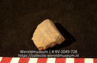 Versierd aardewerk (fragment) (Collectie Wereldmuseum, RV-2049-728)