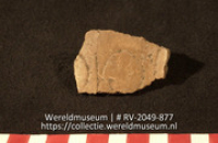 Versierd aardewerk (fragment) (Collectie Wereldmuseum, RV-2049-877)