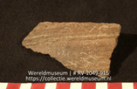 Versierd aardewerk (fragment) (Collectie Wereldmuseum, RV-2049-915)