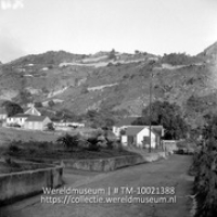 The Bottom, Saba. De Serpetine-weg naar St. John; Een bochtige slingerweg door de stad en het bergachtige landschap van Saba (Collectie Wereldmuseum, TM-10021388)