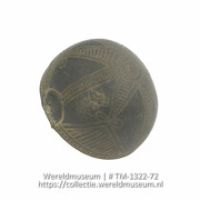 Kom van kokosnootdop, gedeelte van een lepel (Collectie Wereldmuseum, TM-1322-72)