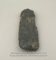 Steenfragment of artefact (Collectie Wereldmuseum, TM-2344-194)