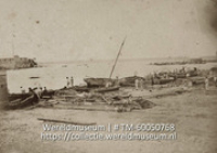 Na den storm van 1877 (16 sept); De schade aan de kust na de storm van 1877 (Collectie Wereldmuseum, TM-60050768)