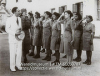Een groep jonge vrouwen in uniform die als vrijwilligers voor het leger in de oorlog gaan dienen (Collectie Wereldmuseum, TM-60050787)