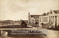 Gezicht over het plein bij de Emanuel synagoge, vrijmetselaarsloge 'De Vergenoeging' en het stadhuis van Willemstad in de wijk Pietermaai (Collectie Wereldmuseum, TM-60060205), Soublette et Fils; Robert Soublette