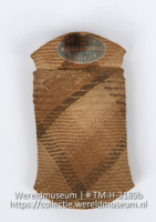 Schuifdeksel van een gevlochten sigarenkoker (Collectie Wereldmuseum, TM-H-3189b)