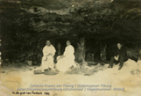 In de grot van Fontein. Ps. V. Everdingen, frater Alanus, frater August, Fraters van Tilburg