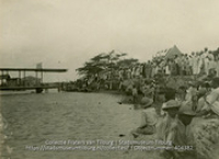 Belangstelling bij de landing der eerste vliegtuigen op Aruba, Fraters van Tilburg