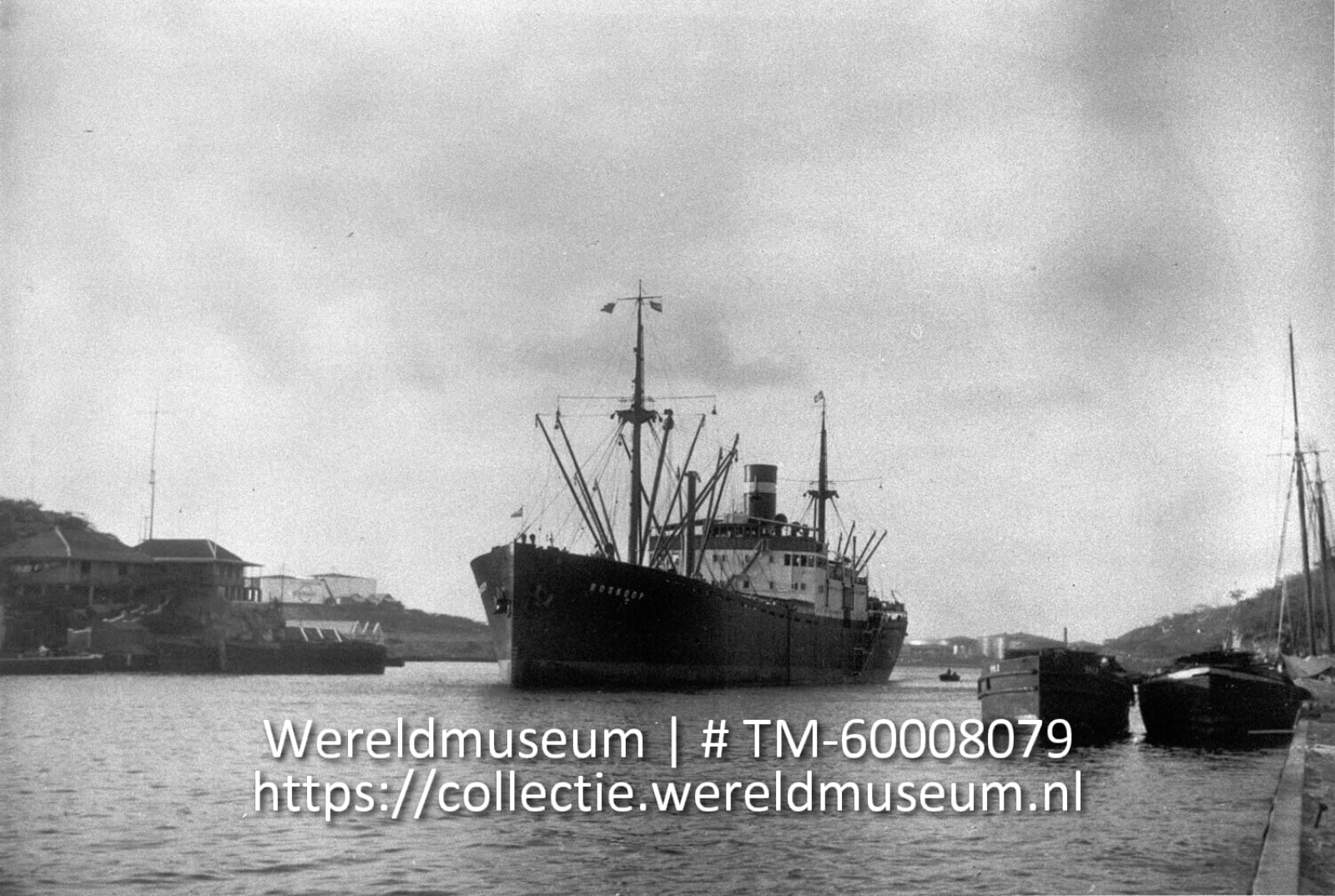 Curacao Een Groot K N S M schip In De St Annabaai Collectie curacao-een-groot-k-n-s-m-schip-in-de-st-annabaai-collectie