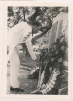 ECURY-305: Verzameling van foto's van herdenkingen en kransleggingen bij de gedenkplaat voor de gevallenen van de Tweede Wereldoorlog te Oranjestad