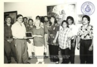 Entrega Plakaat na Sra. Burns door di Team Archivo Nacional Aruba, februari 1996