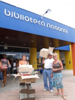 Sunday morning islanders were lined up to line their shelves, image # 2, The News Aruba