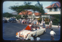 Prins Carnaval 1955 in open auto, Maria Christinastraat, Oranjestad, Aruba., De Windt, C.L.L.