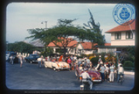 Prins Carnaval 1955 in open auto, Maria Christinastraat, Oranjestad, Aruba.