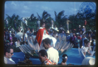 Carnaval 1962. Reina Linda Maduro (Reina di Aruba su Carnaval, Reina di Club Estrella). Rotonde Las Americas, Oranjestad, Aruba., De Windt, C.L.L.