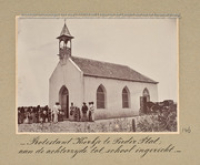 Protestant Kerkje te Piedir Plat; aan de achterzijde tot school ingericht (Koninklijke Verzamelingen, Den Haag, 'Album van de Nederlandse Antillen', FA-0714)