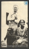 Strohoedenvlechtster met man en kind, Curaçao. Foto Soublette et Fils, Curaçao (ca. 1900-1920)