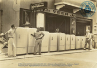 Eerste ijskasten op Aruba, firma Gerard de Veer, Hendrikstraat (Dr. Johan Hartog Collection), Boekhoudt, Venancio Francisco (Chonay)