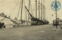 'Vijfmaster en schoener aan de pier', haven Oranjestad (Dr. Johan Hartog Collection), [Teunisse, Simon Johan]
