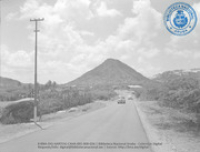 Weg van Oranjestad naar Santa Cruz, nabij Hooiberg (Dr. Johan Hartog Collection), Gouvernement Kolonie Curaçao/Nederlandse Antillen