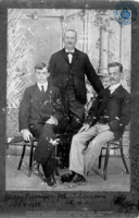De heren onderwijzers van de landsschool (Dr. Johan Hartog Collection)