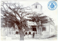 Foto van vier mannen voor het gerechtsgebouw. Philipsburg, Sint Maarten. ca. 1915 : Beeldcollectie Dr. Johan Hartog, St. Martin/Sint Maarten, no. 001-06-002