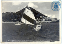 Twee personen op een zeilbootje op zee voor het hotel Little Bay, met Cay Hill in de achtergrond. : Beeldcollectie Dr. Johan Hartog, St. Martin/Sint Maarten, no. 001-06-003