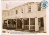 Gebouw van twee verdiepingen met Ned. Vlag : Beeldcollectie Dr. Johan Hartog, St. Martin/Sint Maarten, no. 001-06-069