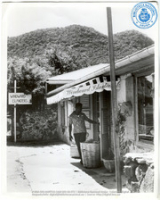 Wndward Islanders winkel : Beeldcollectie Dr. Johan Hartog, St. Martin/Sint Maarten, no. 001-06-072