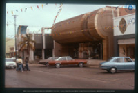 Nassaustraat (Main Street) met o.a. de Aquarius-winkel, 1976, Vredebregt, Casper