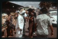 Groenten- en fruitverkopers, Schoenerhaven, Aruba, 1976. In het midden een man bijgenaamd 