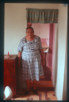 Oudere dame in haar woonhuis, Aruba, Vredebregt, Casper