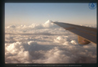 Vleugel passagiersvliegtuig vliegend boven wolkendek, vanuit raam gezien, Vredebregt, Casper