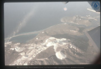Luchtfoto Curaçao met onder meer Fuikbaai, Santa Barbara, Caracasbaai en het terrein van Mijnmaatschappij Curaçao, gezien vanuit raam van passagiersvliegtuig, Vredebregt, Casper