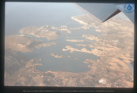 Luchtfoto Curaçao met onder meer Caracasbaai en Spaanse Water, gezien vanuit raam van passagiersvliegtuig, Vredebregt, Casper