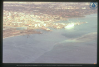 Luchtfoto Aruba met onder meer de haven van Oranjestad, Paardenbaai, gezien vanuit raam van passagiersvliegtuig, Vredebregt, Casper