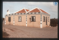 Traditioneel Arubaans stenen cunucuhuis (cas decora) [te Sabana Basora 17?], geschakeld, met pannendak en versierde pilasters, Aruba, Vredebregt, Casper