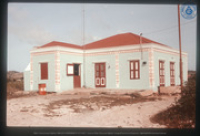 Traditioneel Arubaans stenen cunucuhuis (cas decora) [te Sabana Basora 20?] met zinken dak en versierde pilasters, Aruba, Vredebregt, Casper