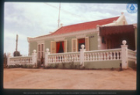 Traditioneel Arubaans stenen cunucuhuis (cas decora) [te Kas Ariba 22?] met zinken dak en versierde pilasters, Aruba, Vredebregt, Casper