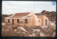 Traditioneel Arubaans stenen cunucuhuis [te Siribana 40?] met zinken dak, Aruba, Vredebregt, Casper