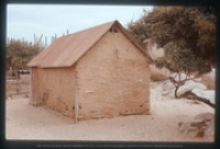 Lemen hut (mangashina) met zinken dak, Aruba, Vredebregt, Casper