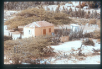 Cunucuhuisje met zinken dak, gezien vanaf rotsformatie te Casibari, Aruba, Vredebregt, Casper