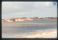 Zoutpannen bij Witte Pan en Pekelmeer, Bonaire, met in achtergrond slavenhuisjes en opzichtershuis, Vredebregt, Casper