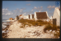 Slavenhuisjes van koraalsteen, gebouwd 1850, bij zoutpannen en Pekelmeer, Witte Pan, Bonaire